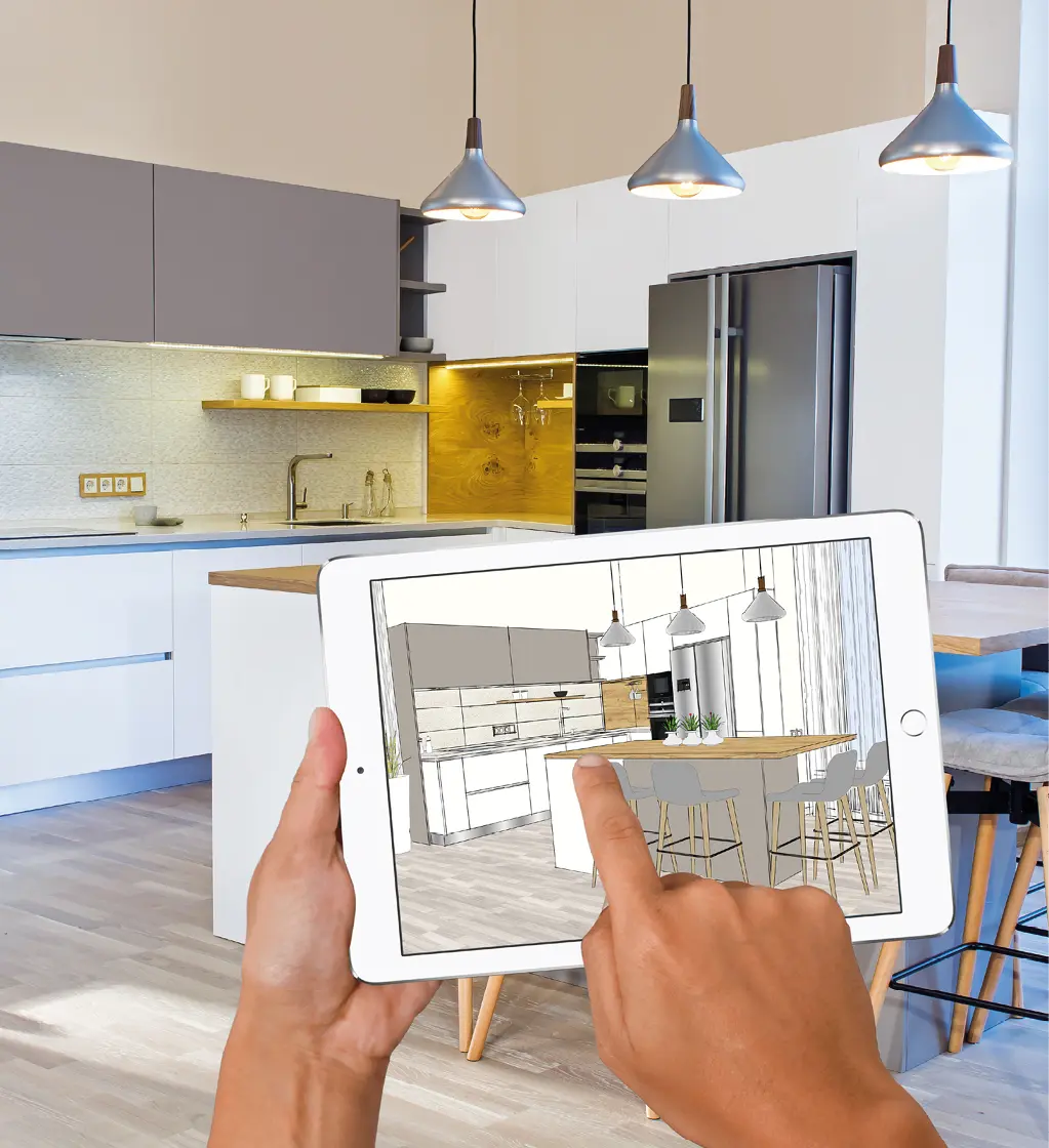 Tablet mit Küchenplanung vor moderner Küche mit Kochinsel, Pendelleuchten und Esstisch